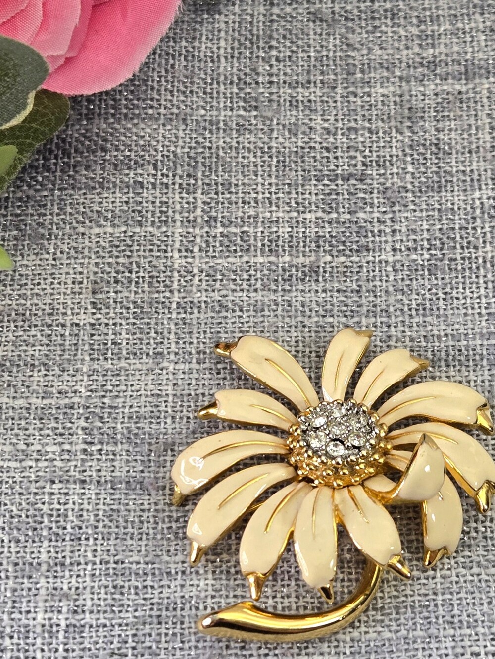 Vintage 1960s Cream Enamel Daisy Flower Brooch Pin Rhinestone Center Gold Tone
